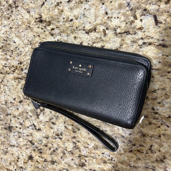 KATE SPADE NEW YORK
Jeanne Large Carryall Wristlet - Picture 2 of 5